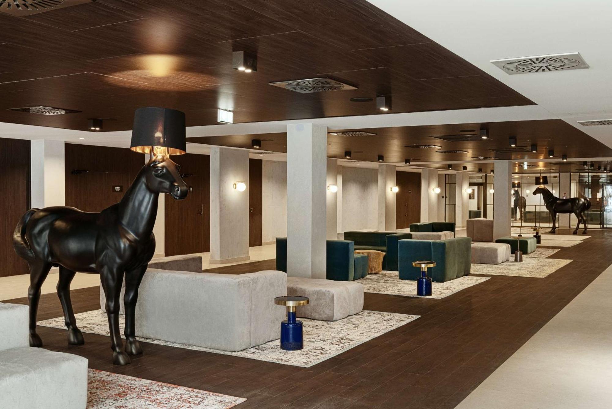 Radisson Blu Resort & Conference Center, Ostroda Mazury Exteriör bild The interior of the hotel