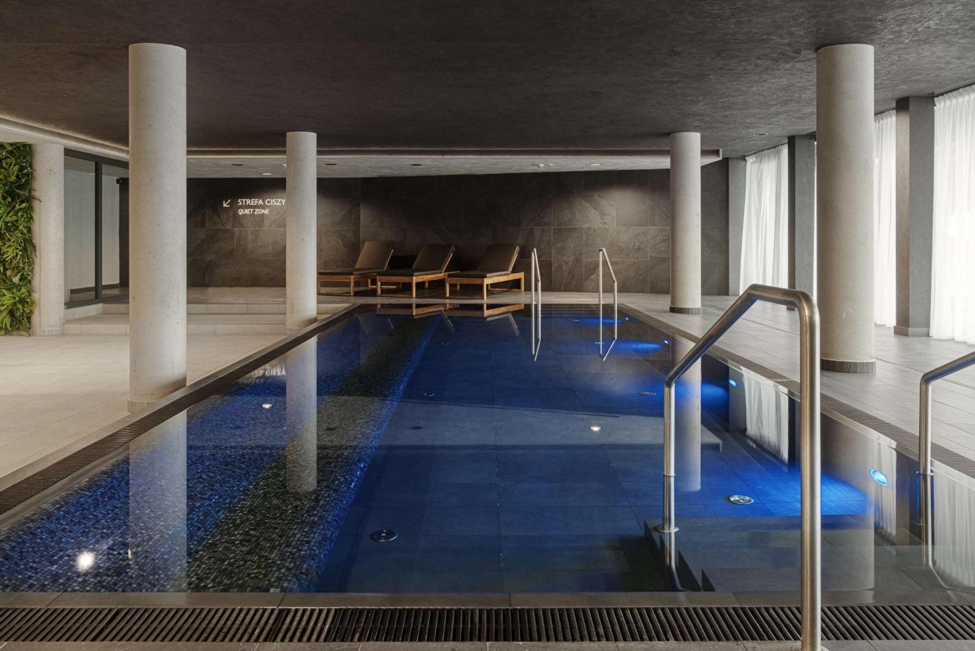 Radisson Blu Resort & Conference Center, Ostroda Mazury Exteriör bild The swimming pool at the hotel
